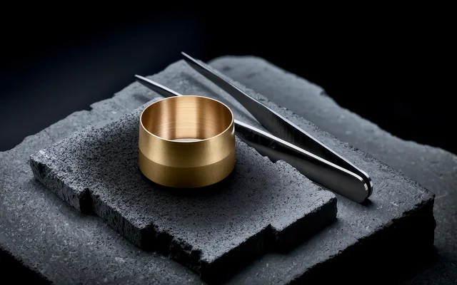 Glänzender Schmuck auf dem roten Teppich